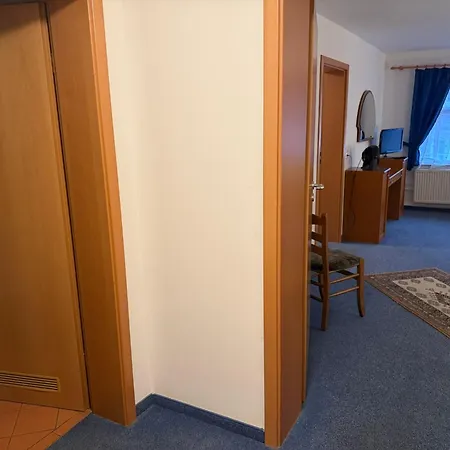 Hotell Iris- Pizzeria Ristorante La Taverna 3*